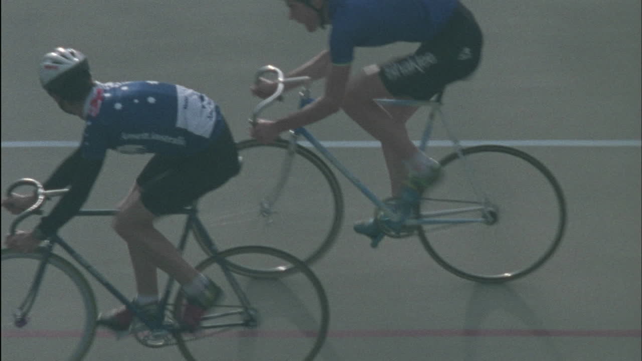 un grupo de ciclistas recorre una pista