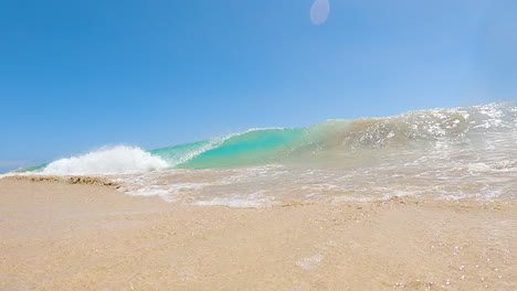 在西班牙的fuerteventura島 (加那利群島) 的清晰海浪和白色沙灘上