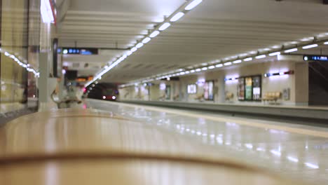 metro urbano metro metropolitano transporte ferroviario transporte mente la brecha lisbona portugal gente llegada salida disparo constante