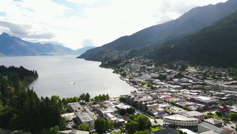 Queenstown-En-La-Costa-Del-Lago-Con-Cadenas-Montañosas-En-El-Horizonte,-Vista-Aérea-De-Drones