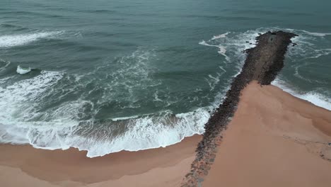 Luftaufnahme-Des-Ozeans-Und-Der-Wellen,-Die-Den-Strand-Erreichen