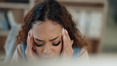 dolor de cabeza, fatiga y estrés de la mujer en la oficina