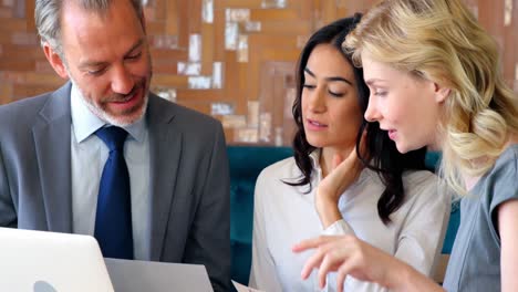 Mujeres-Y-Empresarios-Interactuando-Entre-Sí