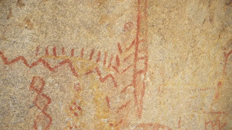 cerca de pictografías de pintura roja sobre roca