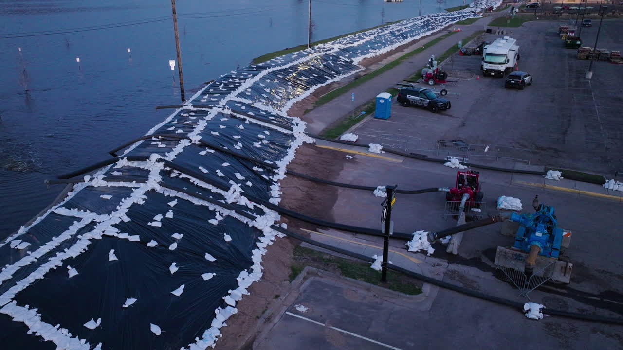 큰 모래 봉지 장벽과  ⁇ 프는 비상 대응 중에 홍수 된 강 물이 도시를 파괴하는 것을 방지합니다.