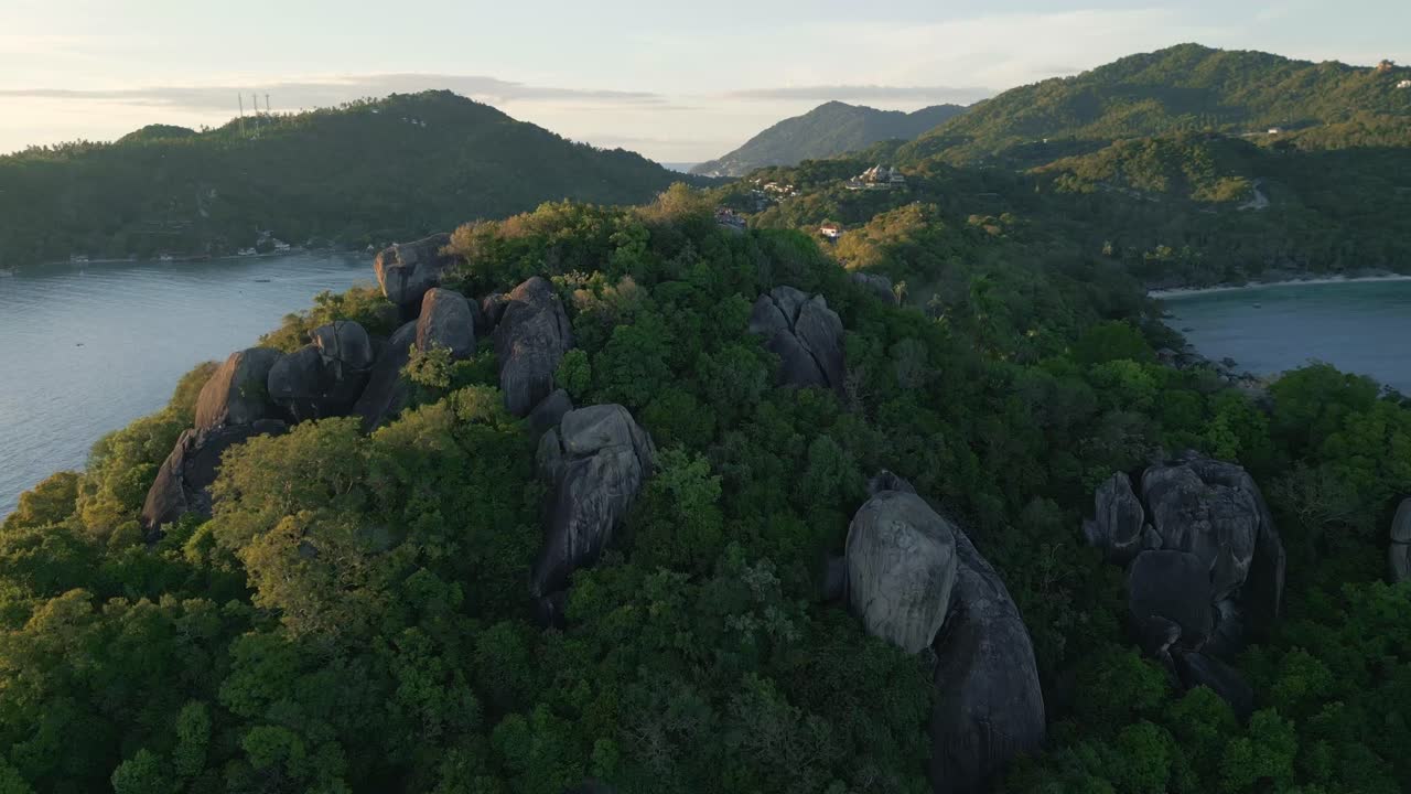 vista aérea del atardecer de koh tao, mostrando la costa de la isla y las impresionantes aguas turquesas bajo un cielo de fuego