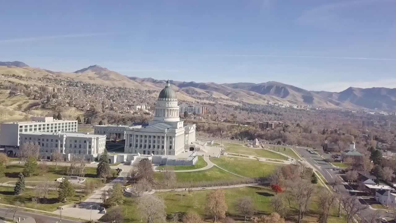 유타주 솔트레이크시티가 내려다보이는 유타 주도의 공중 전망