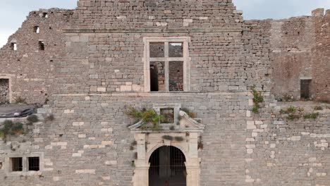 antiguas ruinas del castillo de montlaur - ascenso aéreo
