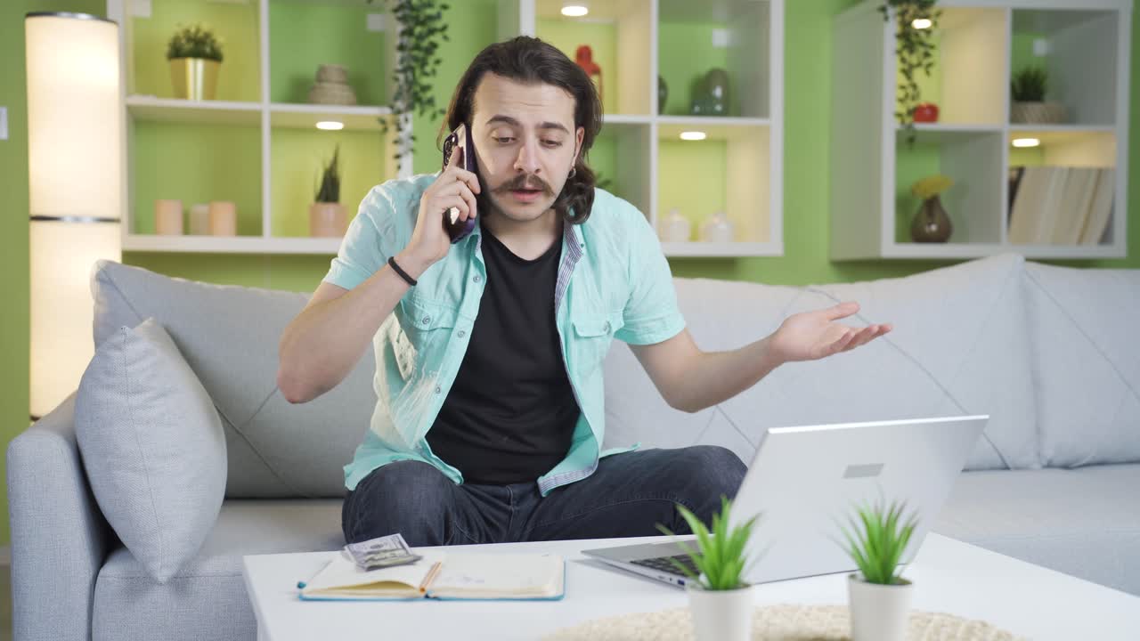 el joven herido está molesto y enojado.