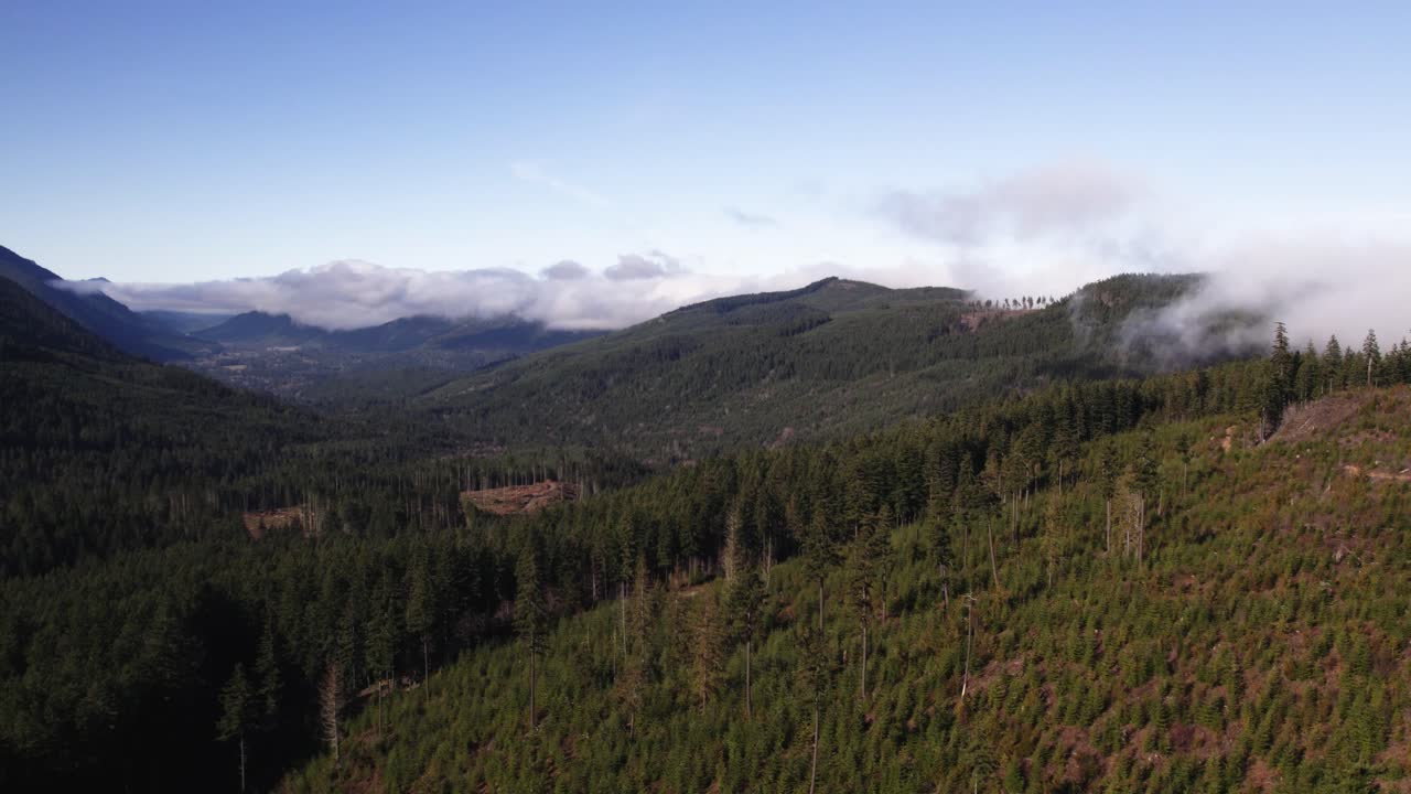 bellas y lentas imágenes de drones que recorren las nubes, las montañas y los valles del parque nacional olímpico en port angeles, washington