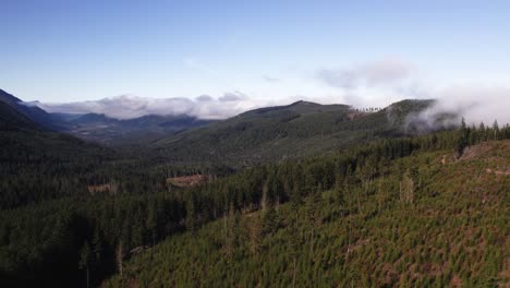 Wunderschönes,-Langsames-Drohnenmaterial,-Das-über-Die-Wolken,-Berge-Und-Täler-Des-Olympic-National-Park-In-Port-Angeles,-Washington,-Fegt