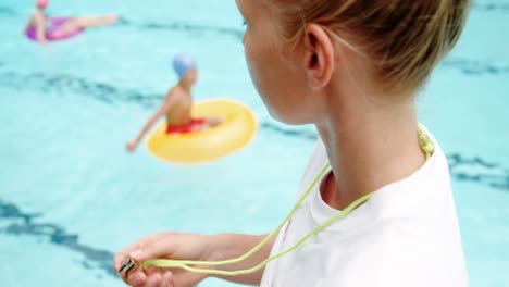 zwemcoach blaast een fluitje