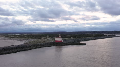 faro del río coquille en bandon en la costa de oregon, estados unidos