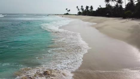 puedes ver una ola aplastando la arena de una increíble playa de sri lanka