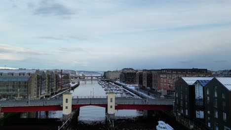 Imágenes-De-Drones-Volando-Río-Abajo-Del-Río-Nidelven-En-Trondheim,-Noruega