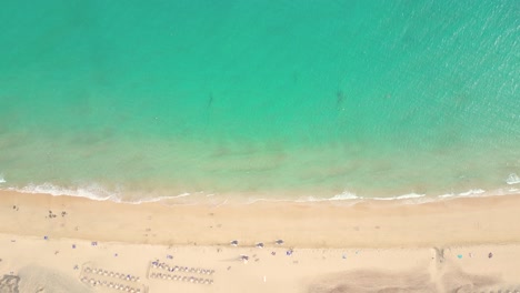 Paisaje-Marino-De-Verano-Hermosas-Olas,-Agua-De-Mar-Azul-En-Un-Día-Soleado