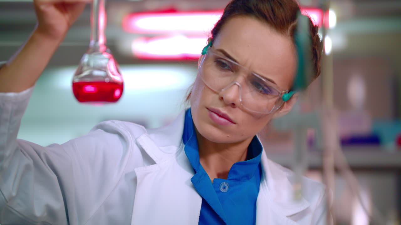 mujer científica que lleva a cabo investigaciones científicas. primer plano de la mujer de laboratorio trabajando