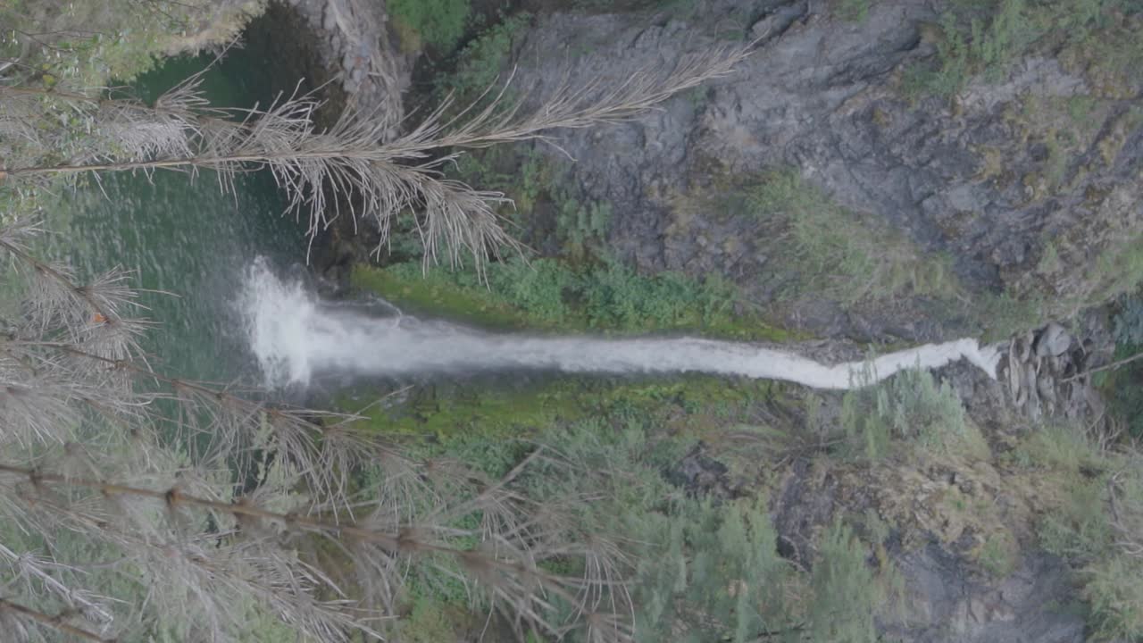 아르헨티나 파타고니아의 아름다운 폭포