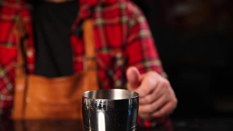 barman haciendo cócteles.
