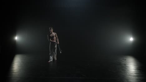 luchadores de capoeira realizando movimientos dinámicos en el escenario. artes marciales, danza y acrobacias en acción. atletas de pecho desnudo mostrando fuerza, flexibilidad y técnica bajo los reflectores
