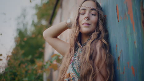 mujer confiada y pensativa en la naturaleza