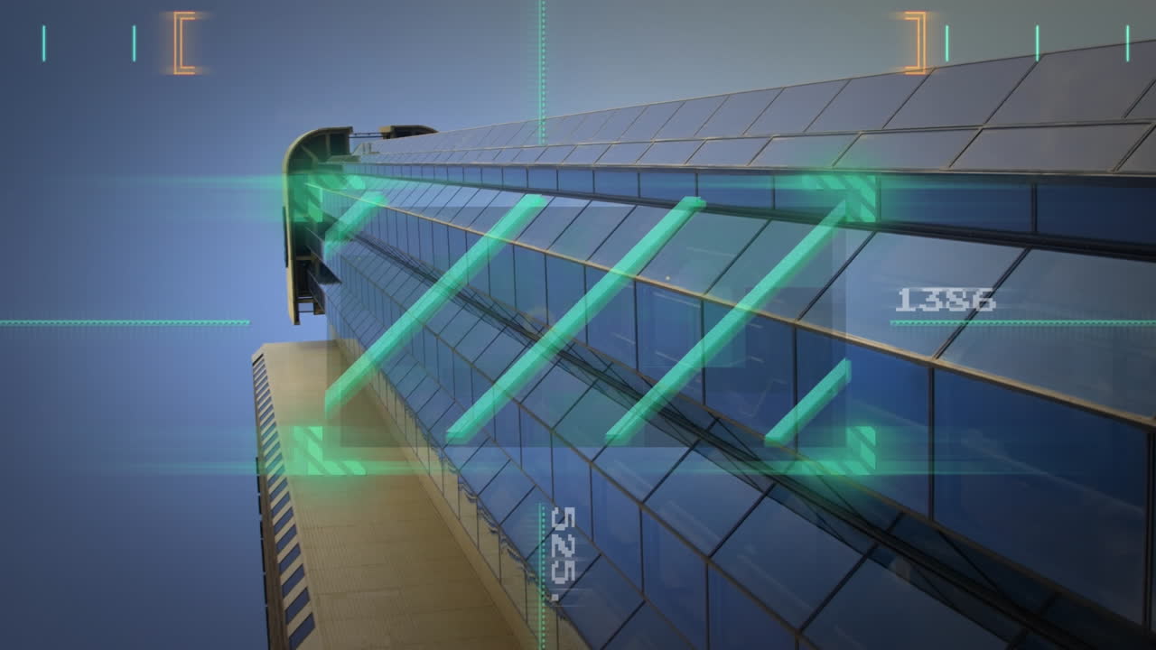 변화하는 번호와 네온 녹색 스캐너의 애니메이션 높은 건물의 낮은 각도 뷰