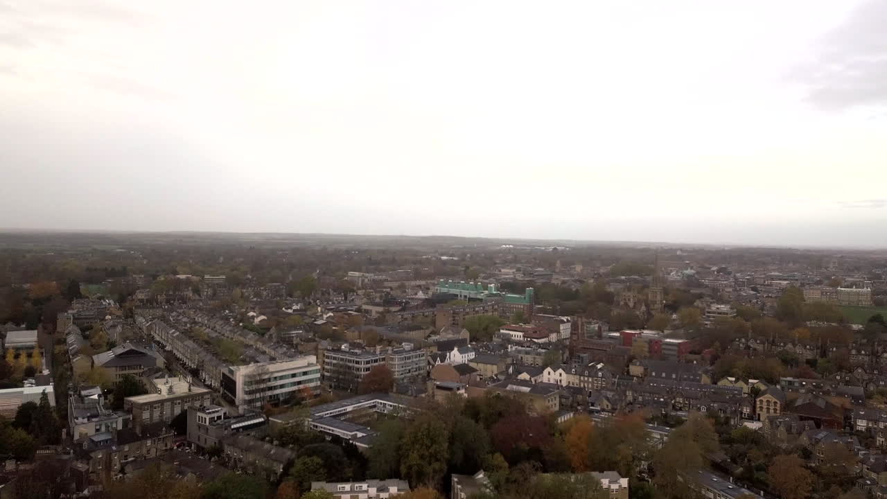 Drone che vola verso Charter House, Centro di Cambridge, vista dal cielo, nebbioso.