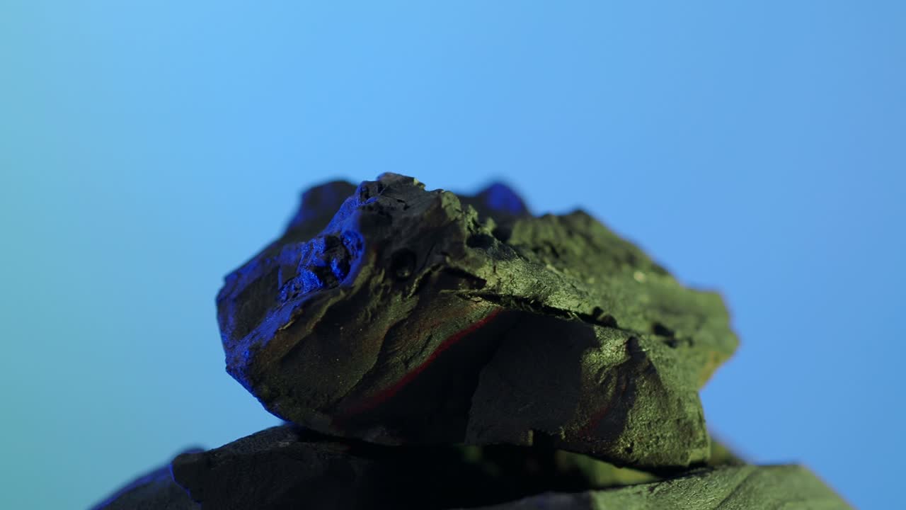 나무 석탄 - 파란 녹색 스크린 배경에 검은 석탄 - 요리 그릴 또는 산업에 사용 - 자연 나무 석탄, 강하게 가열 된 목재에 의해 생산 된 검은 탄소 reesidue - 그릴 bbq.