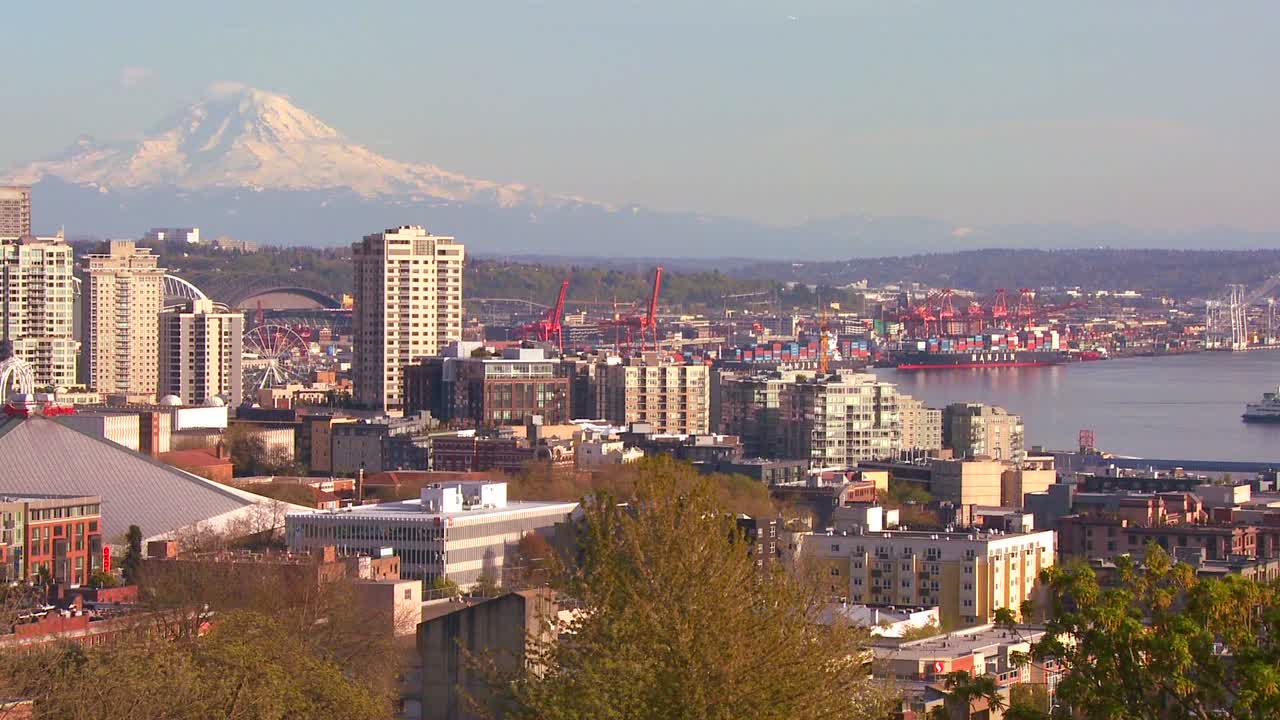 아름다운 맑은 날에 페리 보트가 시애틀 항구에 도착합니다.