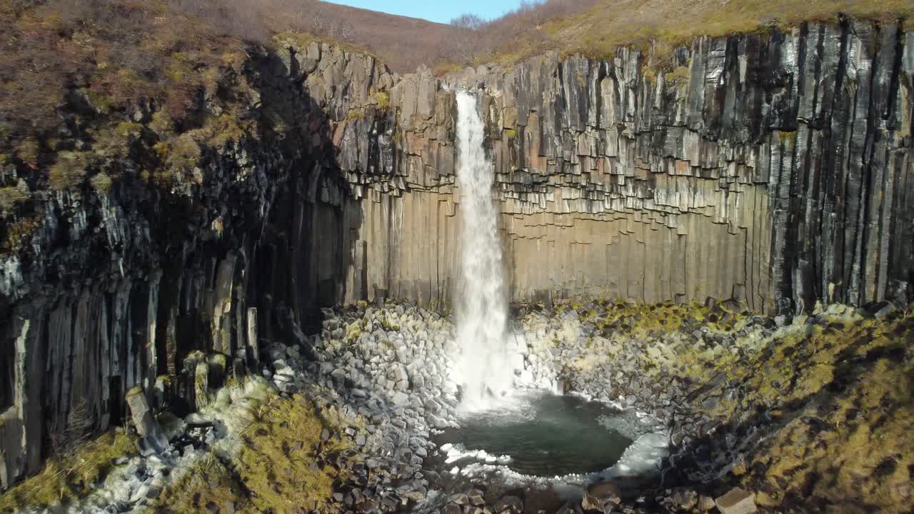 cascada de svartifoss en el parque nacional de skaftafell, islandia