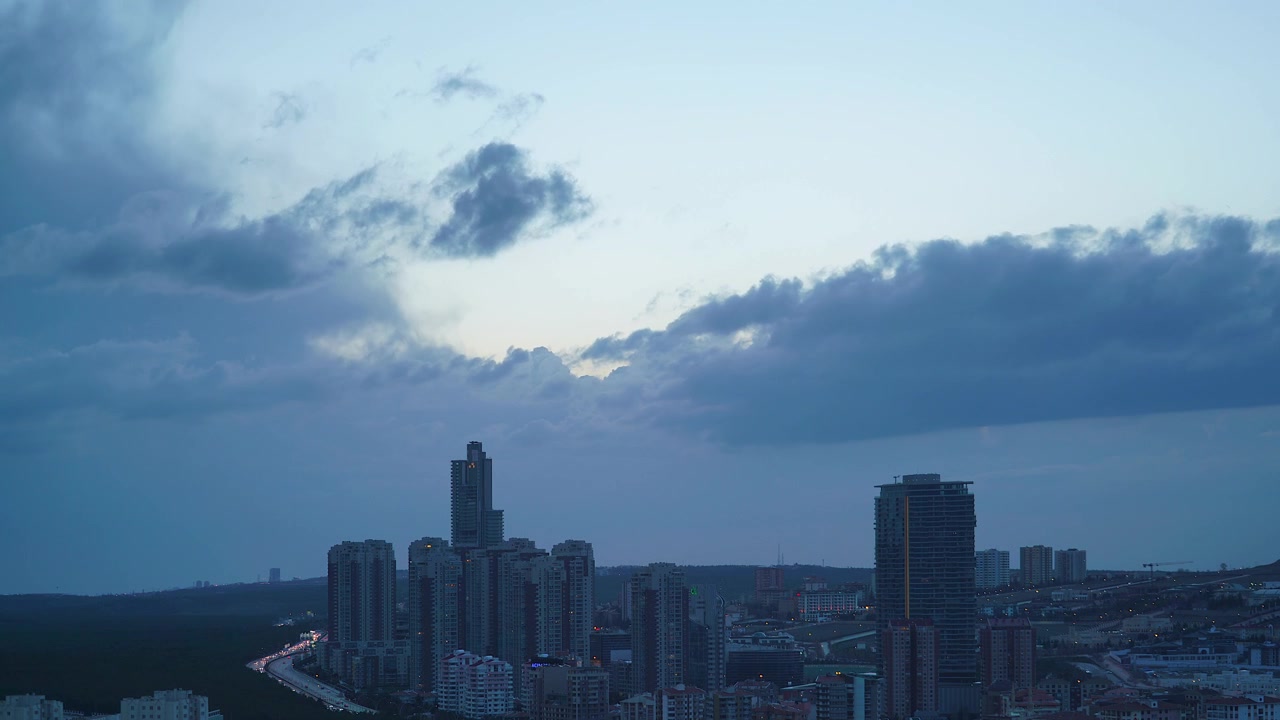 Time-lapse do horizonte da cidade em transição do crepúsculo para a noite.