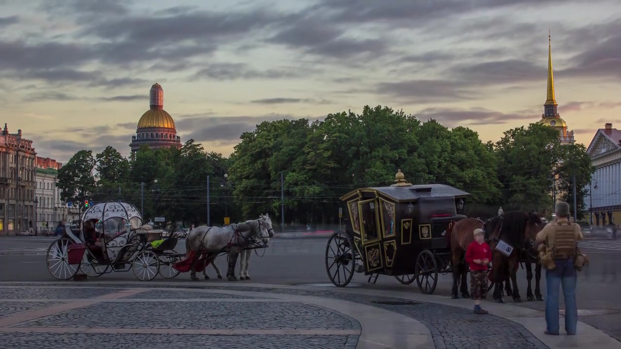 Romantici giri in carrozza in Piazza del Palazzo al tramonto, in timelapse a San Pietroburgo. L'edificio dell'Ammiragliato e la Cattedrale di Sant'Isacco fanno da sfondo.
