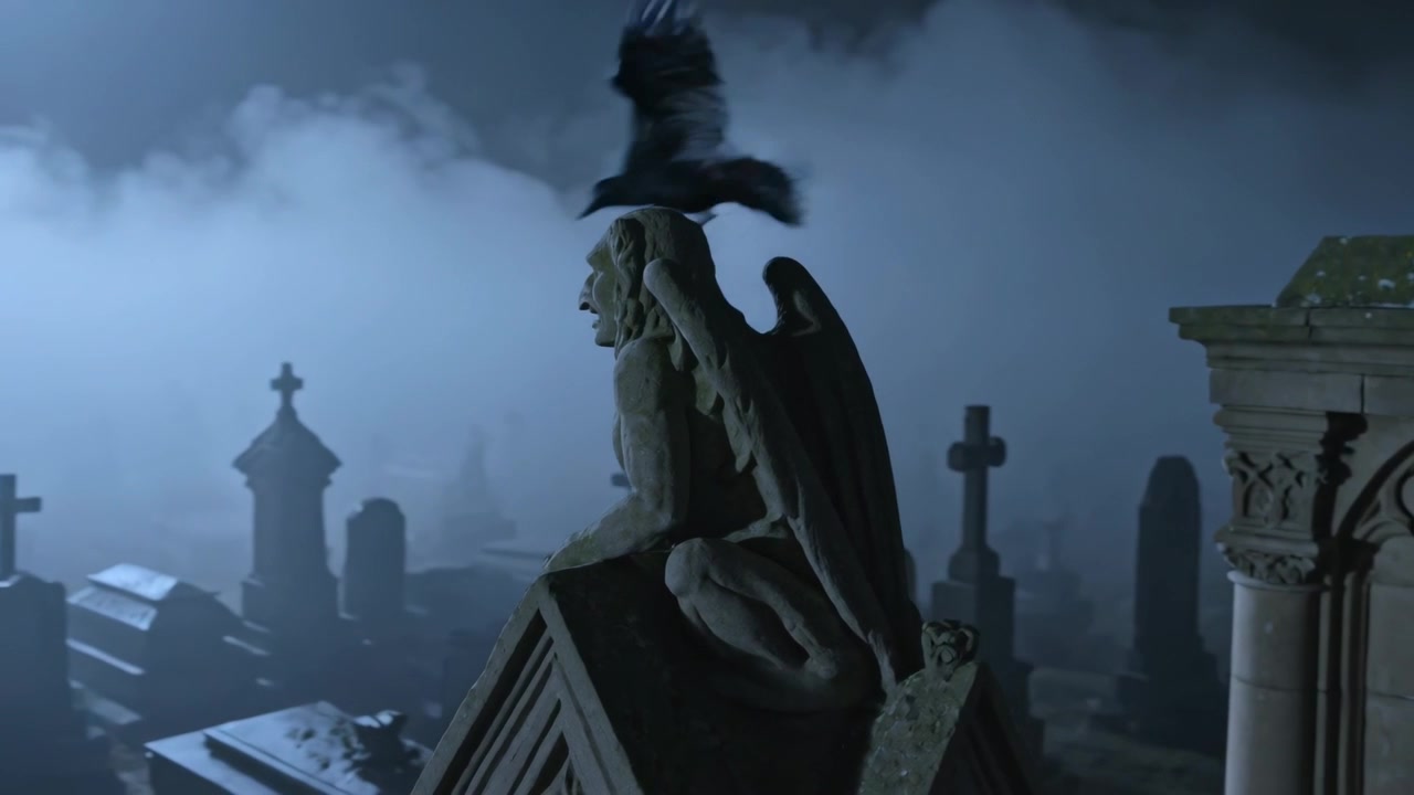 Un corvo nero che vola da una colonna di pietra attraverso un cimitero gotico nebbioso di notte, passando accanto a un gargoyle.