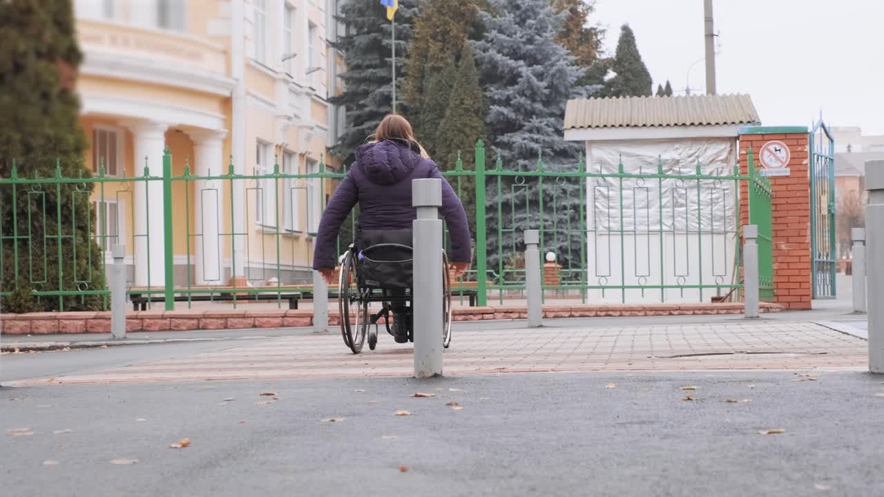 장애인이 체어를 타고 거리를 돌아다니고 있다.