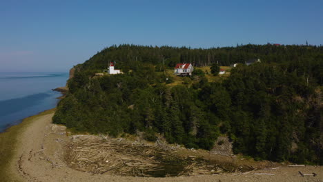 Vista-Aérea-Escénica-De-Un-Faro-En-Lo-Alto-De-Un-Acantilado-En-La-Costa-Atlántica-En-La-Bahía-De-Fundy