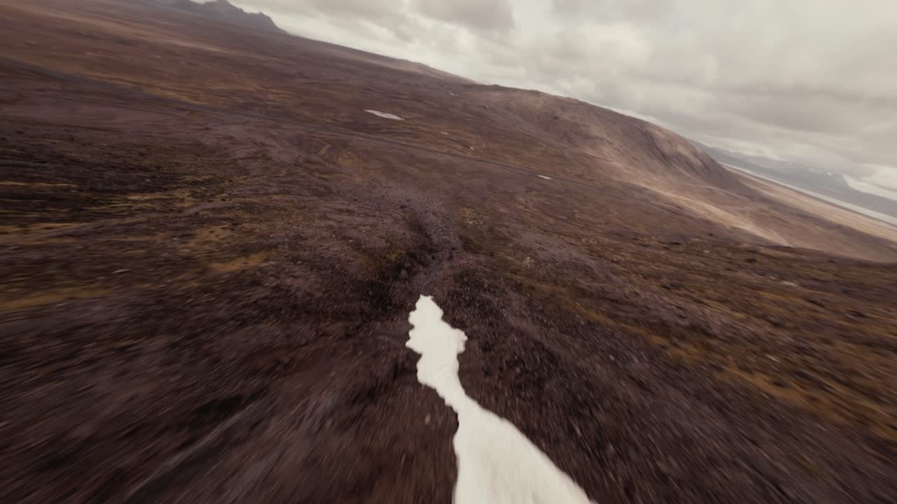 gloriosamente rápido fpv aéreo sobre la tundra de islandia