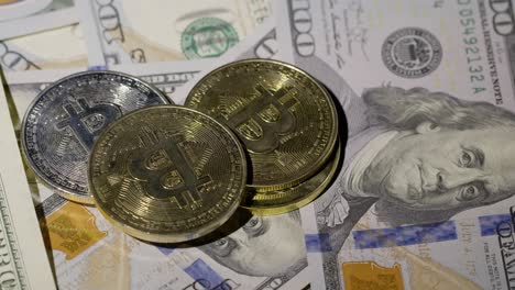 Bitcoin-BTC-Münze-Und-Ethereum-Eth-Münzen-Rotieren-Auf-100-Dollar-Scheinen,-Virtueller-Geldabbau