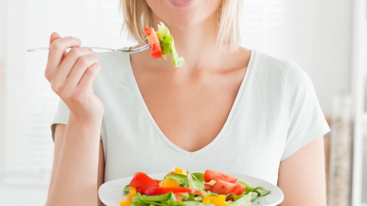 부 ⁇ 에서 채소  ⁇ 러드를 먹는 백인 여성의 애니메이션