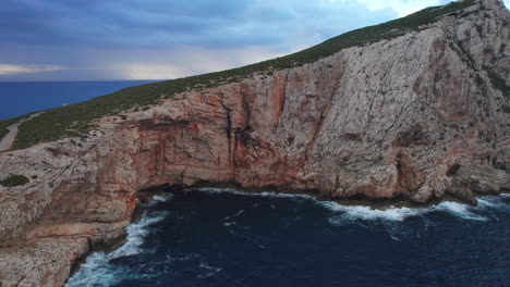 vista aérea en órbita sobre la isla de foradada en el cabo caccia, cerdeña durante la puesta de sol
