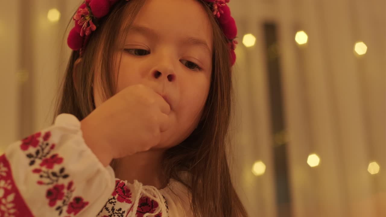 어머니 와 딸 이 크리스마스 축제 를 준비 하고 있다