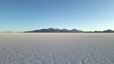 Drone-Sobrevuela-El-Desierto-De-Uyuni-En-Bolivia