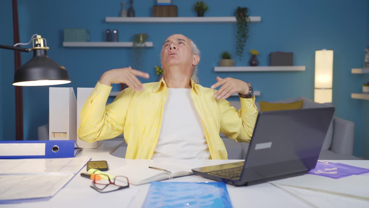 el anciano trabajador de oficina en casa se está asfixiando por el calor.