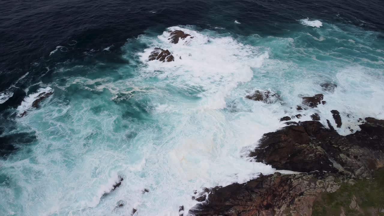 rompiendo las olas en la costa escarpada con superficie espumosa en la playa de caion, coruña españa