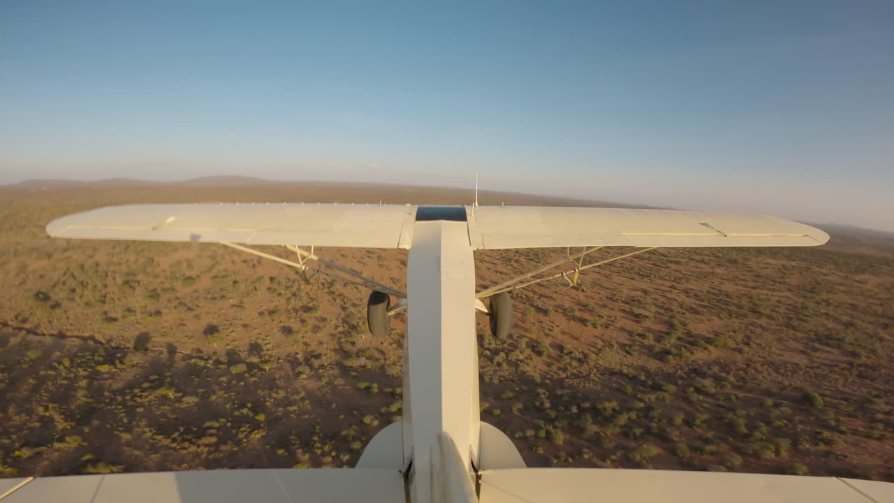 Aereo da bushcraft in volo sulla savana verso il tramonto