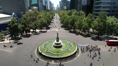 Drohnenaufnahme-Des-Radfahrens-Auf-Dem-Paseo-De-La-Reforma-In-Mexiko-Stadt-Am-Kreisverkehr-Von-La-Diana-Cazadora