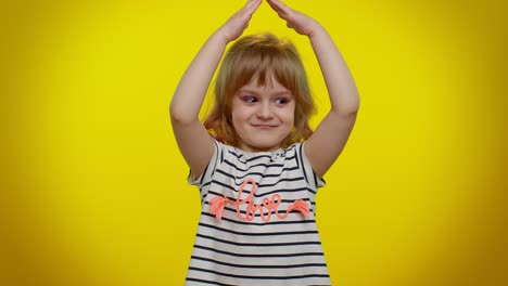 Niña-Adolescente-Rubia-Jugando-Al-Juego-Infantil-De-Ponerse-Al-Día,-Sintiéndose-Segura-Haciendo-Techo-Sobre-La-Cabeza