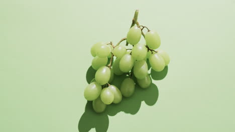 video de uvas blancas con espacio de copia sobre fondo verde