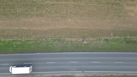 Autos,-Die-Auf-Britischen-Straßen-Um-Große-Schlaglöcher-Herumfahren,-Aus-Der-Vogelperspektive,-Drohnenantenne