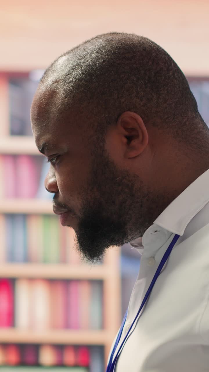 Video verticale: Specialista bancario che evidenzia e indica i termini di un contratto