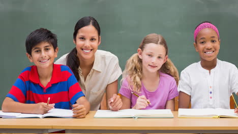 Animación-De-Una-Profesora-Birracial-Sonriente-Y-Escolares-Diversos-Sobre-La-Borda.